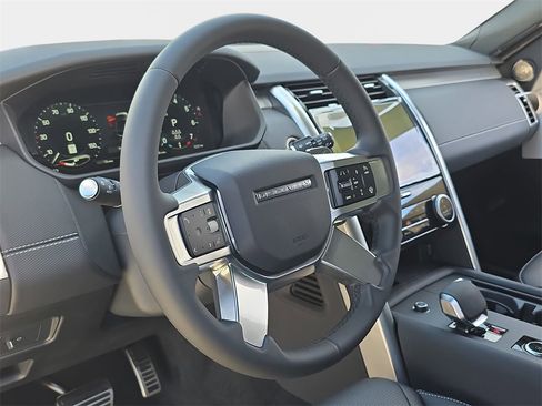 New 2026 Land Rover Discovery Limited Edition image 18