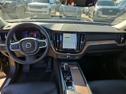 Used 2022 Volvo XC60 B5 Momentum w/ Climate Package image 21