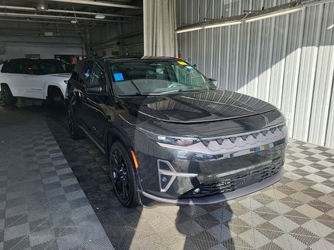 Used 2024 Jeep Wagoneer Launch Edition image 2