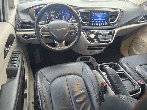 Used 2017 Chrysler Pacifica Touring-L w/ Tire & Wheel Group image 13