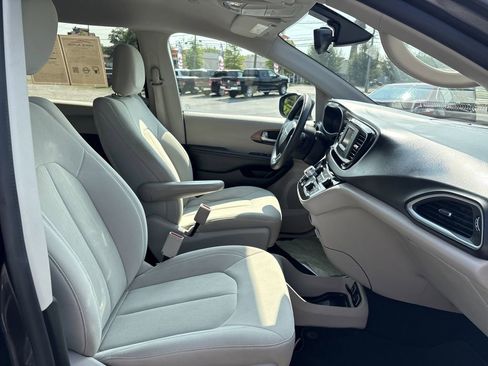 Used 2017 Chrysler Pacifica Touring image 30