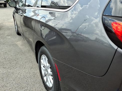 Used 2023 Chrysler Pacifica Touring-L FWD image 15