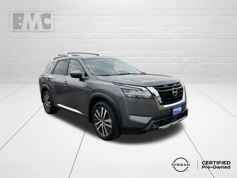 Used 2022 Nissan Pathfinder Platinum w/ Cargo Package AWD/4WD image 2