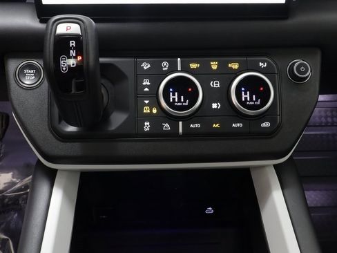 Used 2025 Land Rover Defender 110 X-Dynamic SE image 12