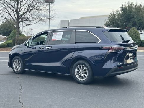 Used 2023 Toyota Sienna XLE image 11