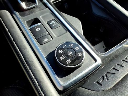 Used 2025 Nissan Pathfinder SV image 23