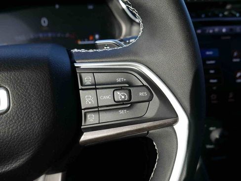 Used 2023 Jeep Grand Cherokee Limited w/ Black Appearance Package image 43