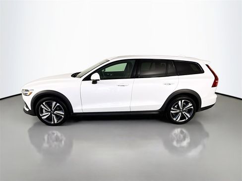 Used 2024 Volvo V60 B5 Cross Country Plus w/ Protection Package Premier image 2