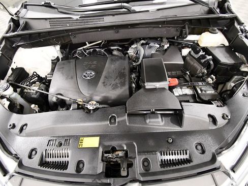 Used 2018 Toyota Highlander XLE image 12