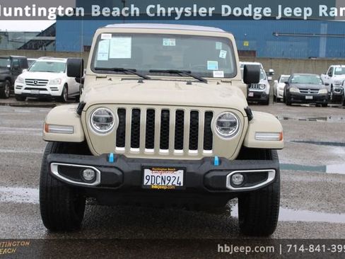 Used 2022 Jeep Wrangler Unlimited Sahara image 2
