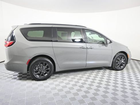 Used 2022 Chrysler Pacifica Touring-L w/ S Appearance Package image 7