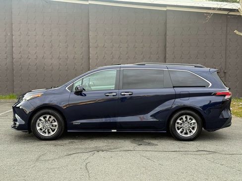 Used 2021 Toyota Sienna XLE w/ XLE Plus Package image 5