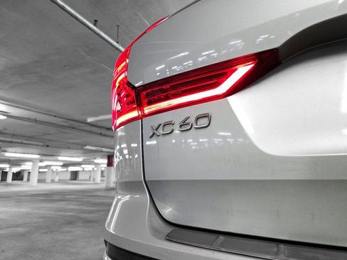 Used 2023 Volvo XC60 B5 Ultimate w/ Climate Package image 10