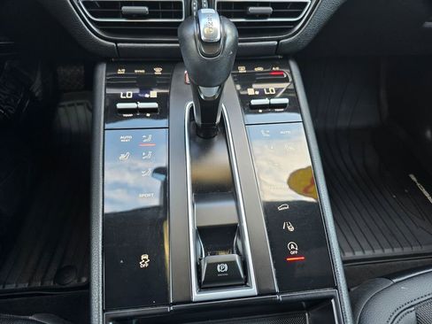 Used 2023 Porsche Macan image 17