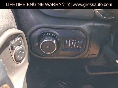 Used 2019 Jeep Wrangler Unlimited Sahara w/ Uconnect 4C Nav & Sound Group AWD/4WD image 18