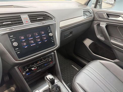 Used 2022 Volkswagen Tiguan SE w/ Panoramic Sunroof Package AWD/4WD image 25