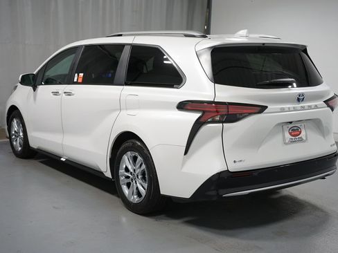 Used 2025 Toyota Sienna Limited image 6