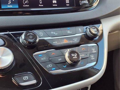 Used 2023 Chrysler Pacifica Touring-L FWD image 8