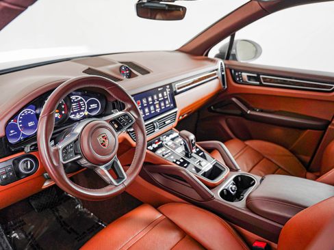 Certified 2023 Porsche Cayenne w/ Premium Package AWD/4WD image 4