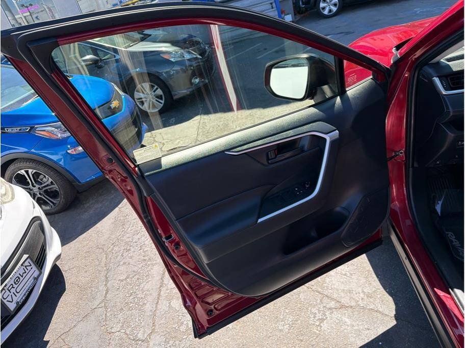 Used 2019 Toyota RAV4 LE w/ Carpet Mat Package AWD/4WD image 16
