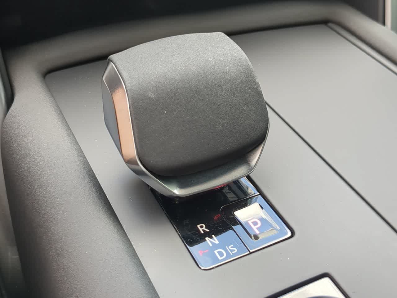 Certified 2025 Land Rover Discovery S AWD/4WD image 35