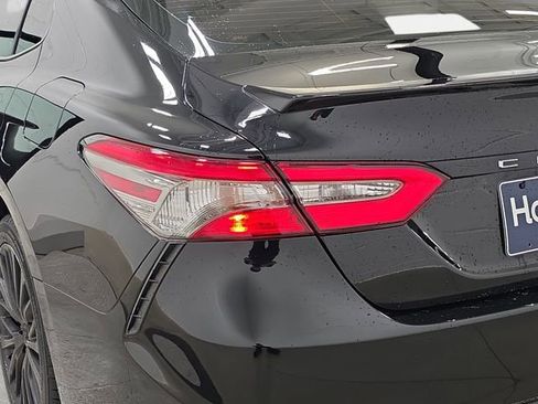 Used 2018 Toyota Camry SE w/ Moonroof Package FWD image 34