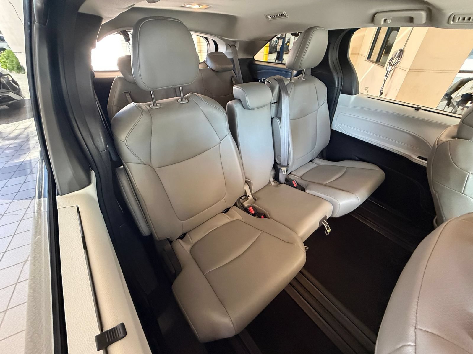 Used 2025 Toyota Sienna XLE FWD image 36