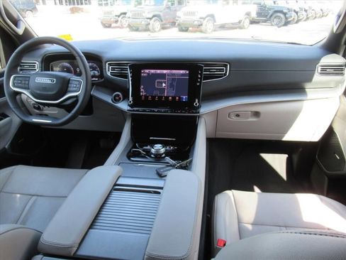 Used 2025 Jeep Wagoneer 4WD image 11