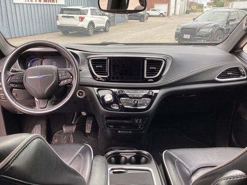 Used 2020 Chrysler Pacifica Limited w/ Advanced Safetytec Group FWD image 8