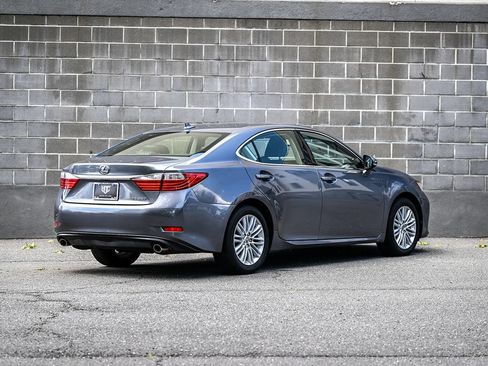 Used 2014 Lexus ES 350 w/ Luxury Package FWD image 3