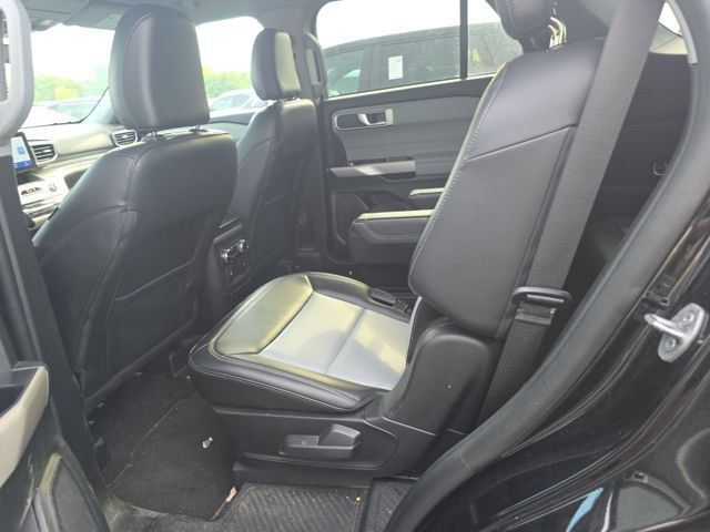 Used 2024 Ford Explorer XLT w/ Equipment Group 202A AWD/4WD image 11