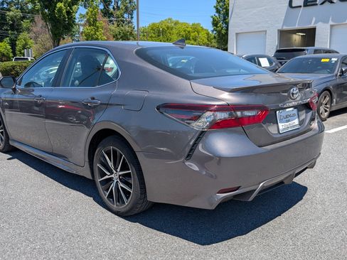 Used 2022 Toyota Camry SE FWD image 5