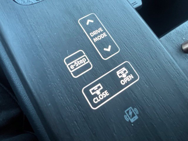 Used 2023 Nissan Ariya FWD image 19