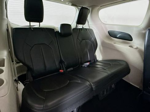Used 2017 Chrysler Pacifica Touring-L FWD image 32