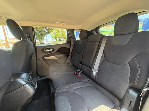 Used 2017 Jeep Cherokee Latitude FWD image 13