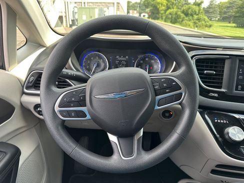 Used 2018 Chrysler Pacifica Touring Plus w/ Tire & Wheel Group FWD image 26