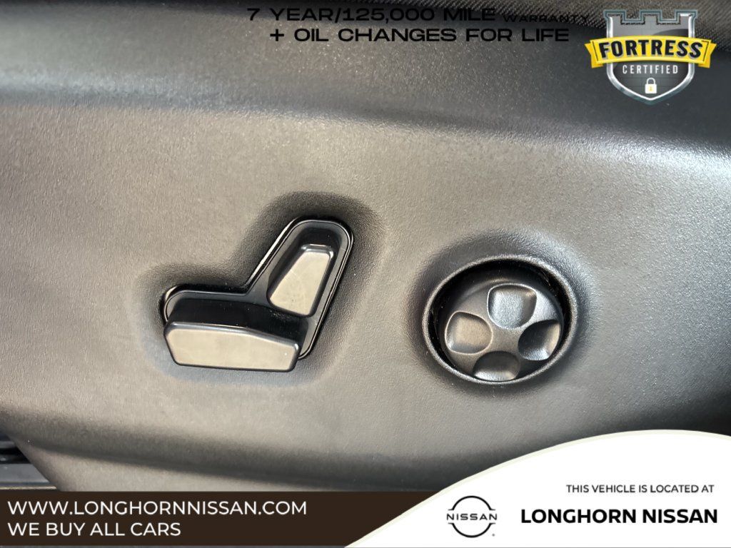 Used 2025 Chrysler Pacifica Select AWD/4WD image 23