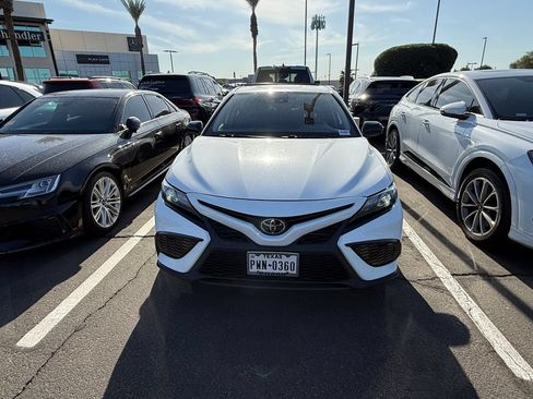 Used 2021 Toyota Camry SE FWD image 3