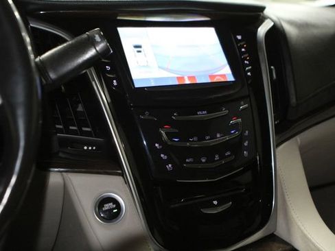 Used 2018 Cadillac Escalade ESV Luxury AWD/4WD image 21