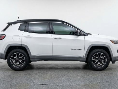 Used 2025 Jeep Compass Trailhawk AWD/4WD image 11