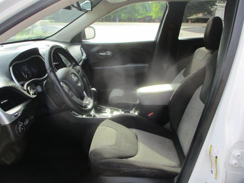 Used 2014 Jeep Cherokee Latitude w/ Comfort/Convenience Group FWD image 12