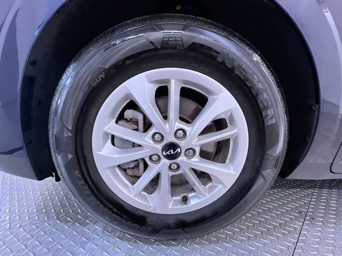 Used 2024 Kia Carnival LX FWD image 10