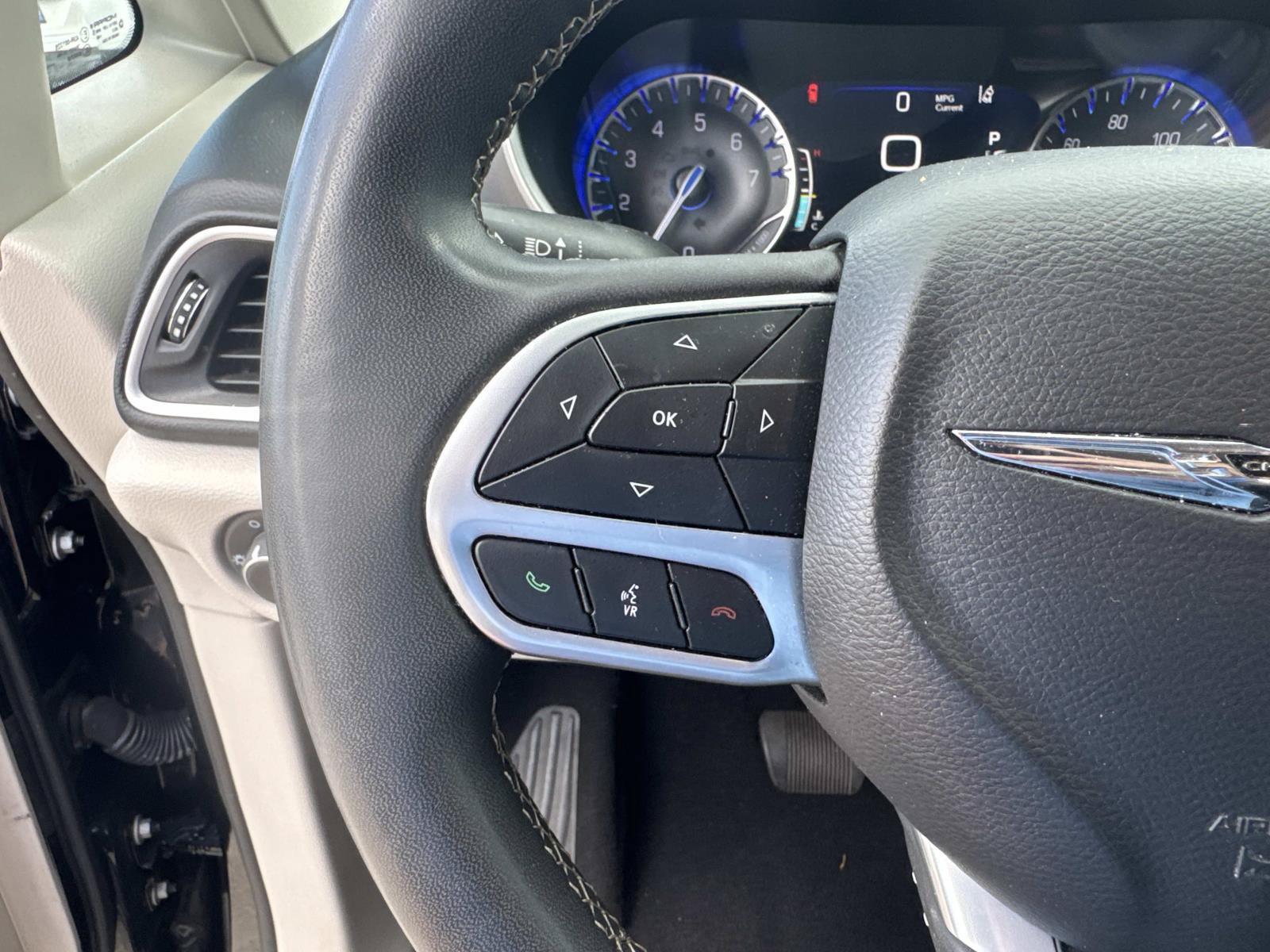 Used 2024 Chrysler Pacifica Touring-L FWD image 23
