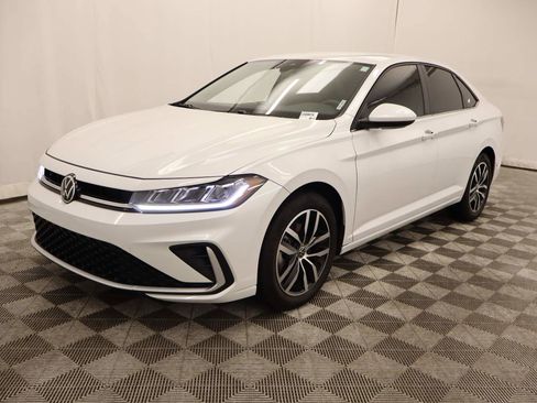 Used 2025 Volkswagen Jetta SE FWD image 1