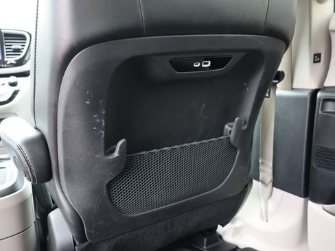 Used 2024 Chrysler Pacifica Touring-L FWD image 27