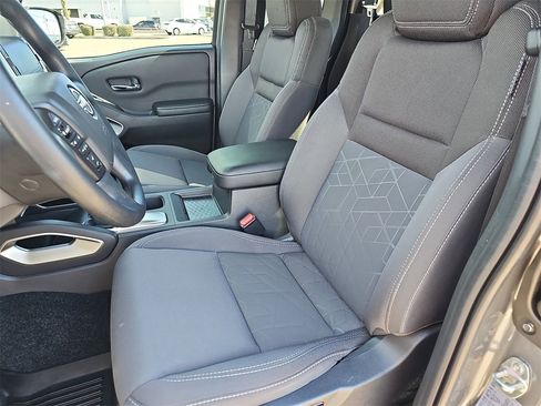 Used 2025 Nissan Frontier SV image 14