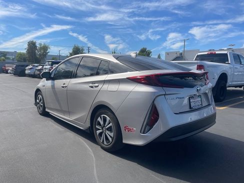 Used 2017 Toyota Prius Prime Plus w/ Preferred Accessory Package FWD image 4