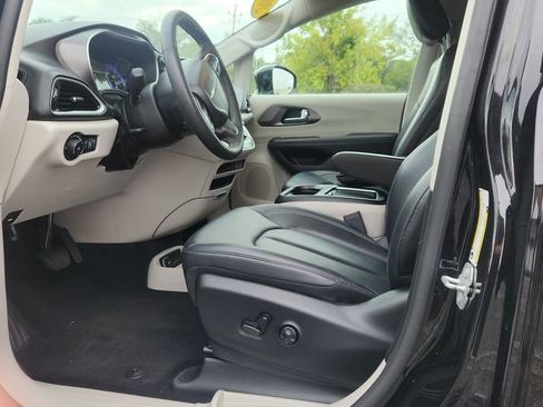 Used 2024 Chrysler Pacifica Touring-L FWD image 17