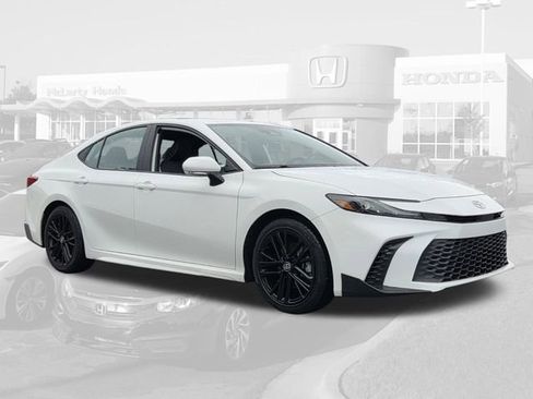 Used 2025 Toyota Camry SE FWD image 4