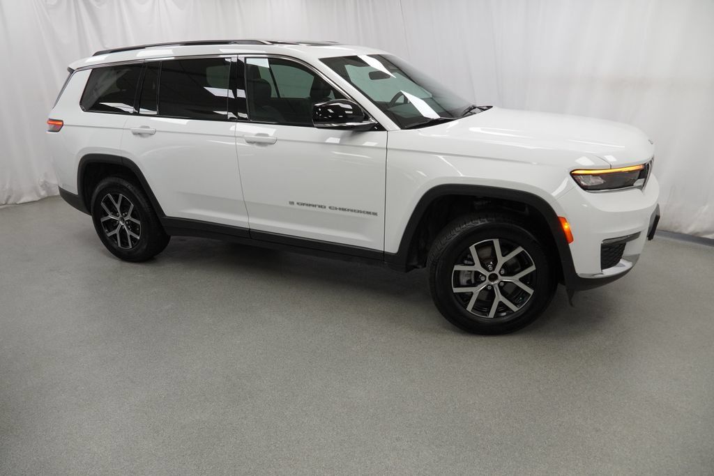 Certified 2025 Jeep Grand Cherokee L Limited AWD/4WD image 17